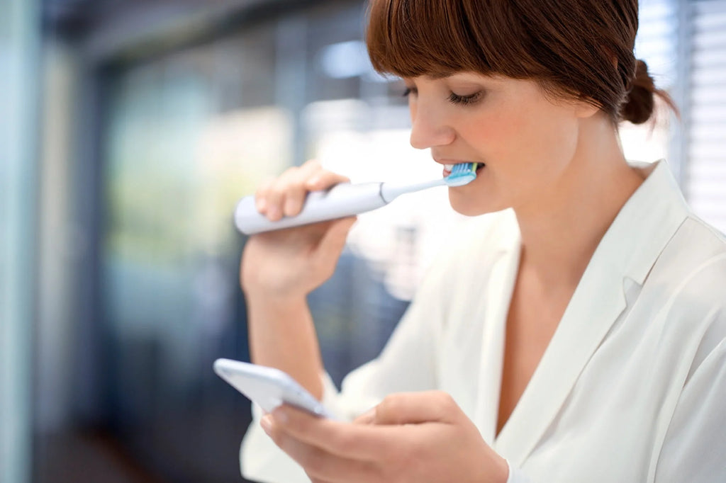 White Rechargeable Electric Toothbrush Y80632