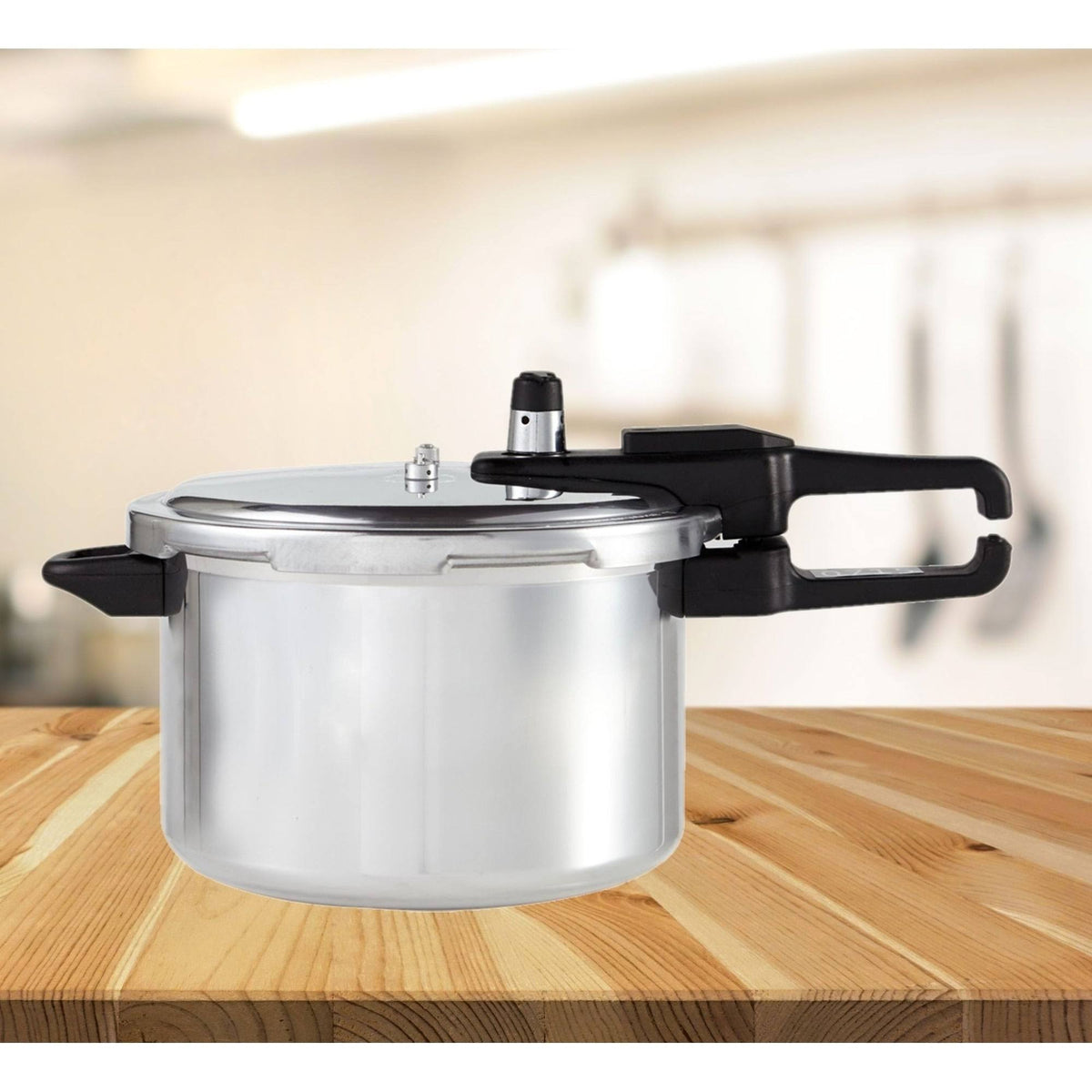 9 Quart Aluminum Pressure Cooker with Safety Lid L894735