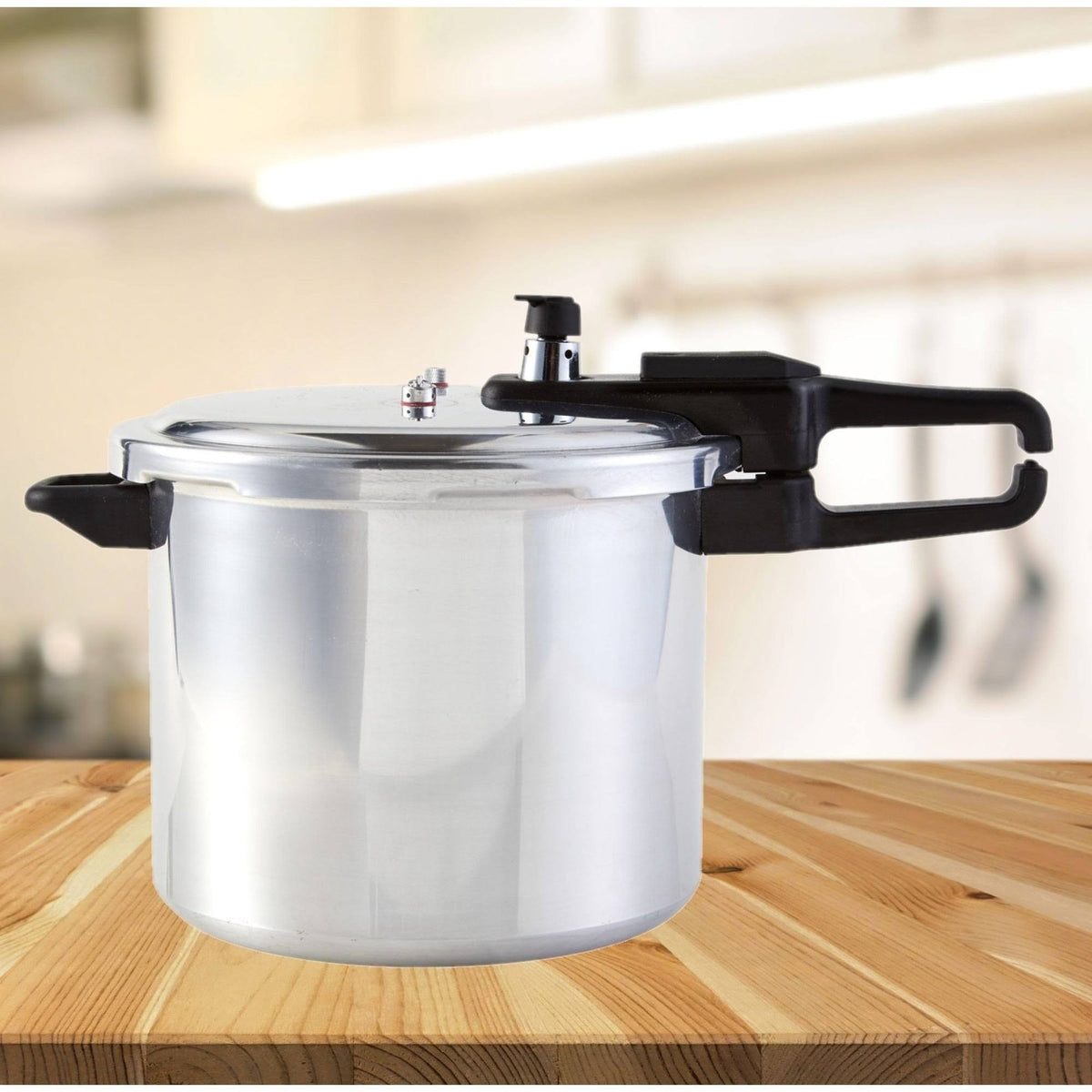 9 Quart Aluminum Pressure Cooker with Safety Lid L894735