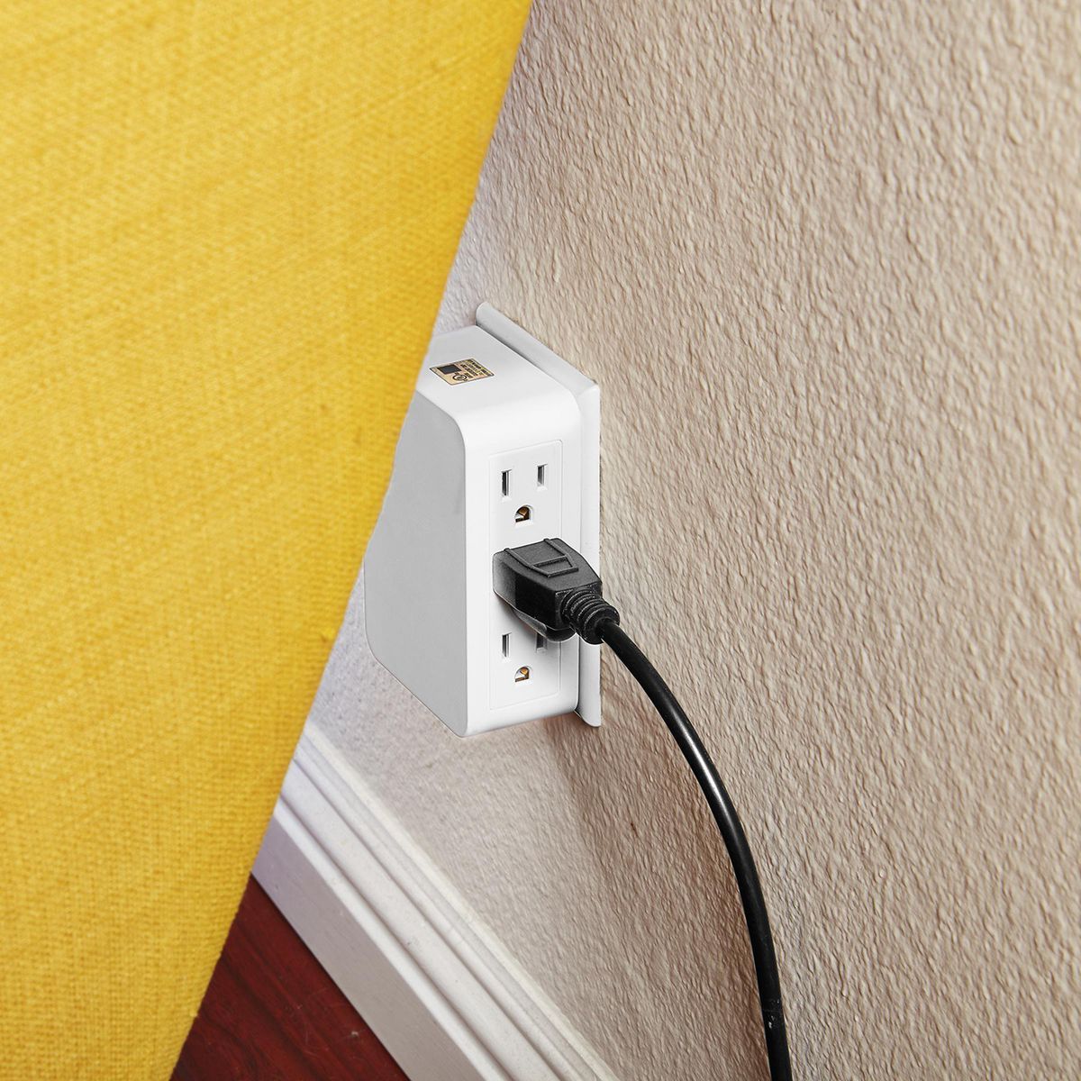 6 Outlet 3-Prong Side Entry Tap White V619