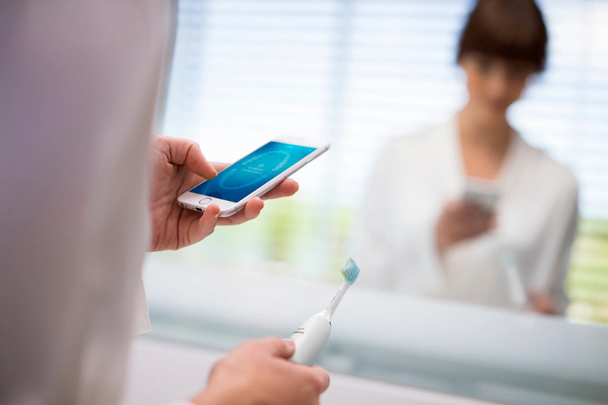 White Rechargeable Electric Toothbrush Y80632