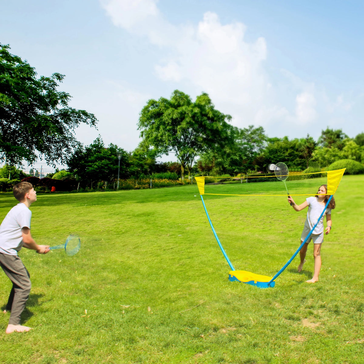 Outdoor Badminton Set with Net Rackets and Birdies R38532