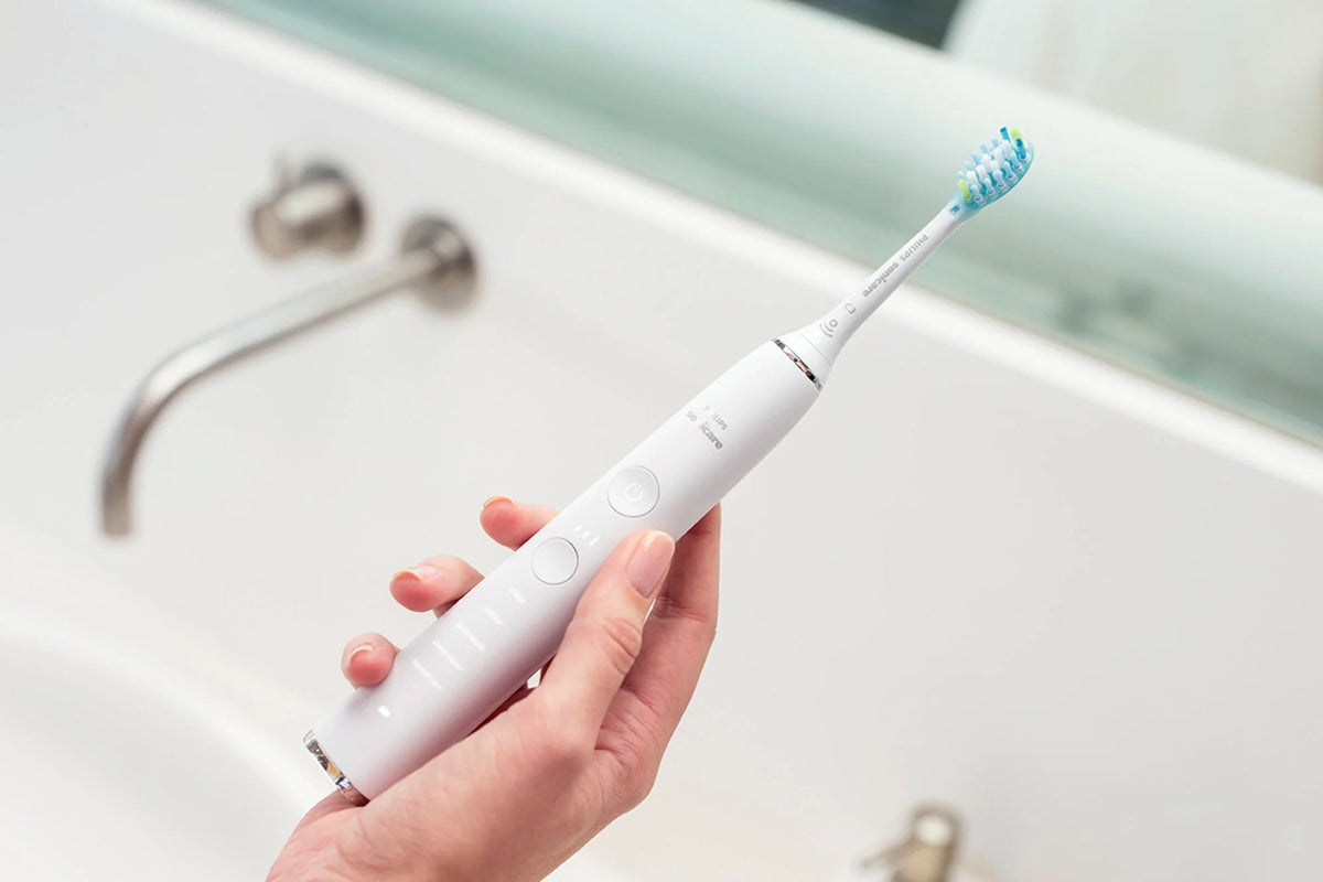 White Rechargeable Electric Toothbrush Y80632